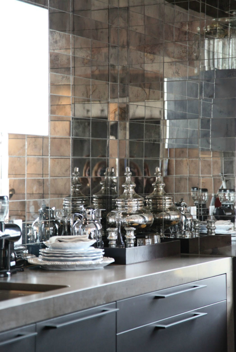 Зеркальная мозаика в интерьере кухни.