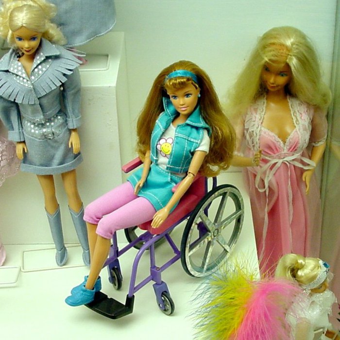 Кукла в инвалидной коляске от Barbie.