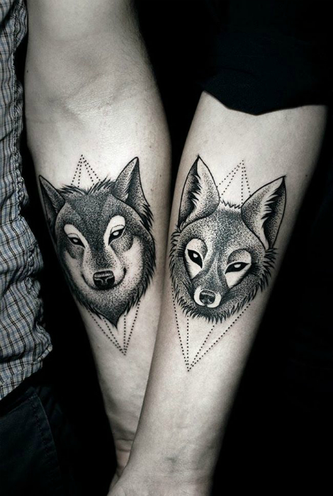 Татуировки с изображениями волка и волчицы.