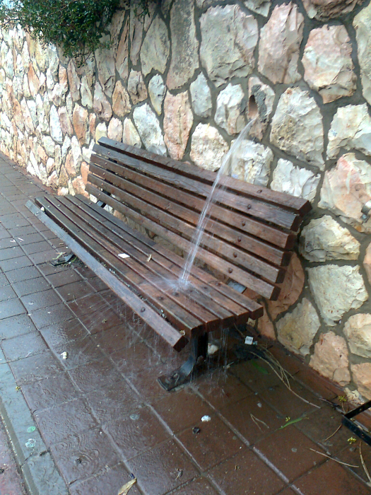 Скамейка с душем.