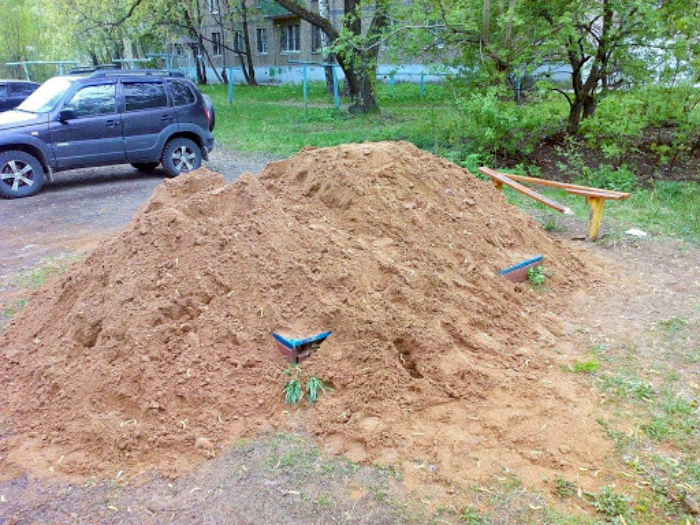 «Немного» песка для песочницы. | Фото: Пирожок.NET.