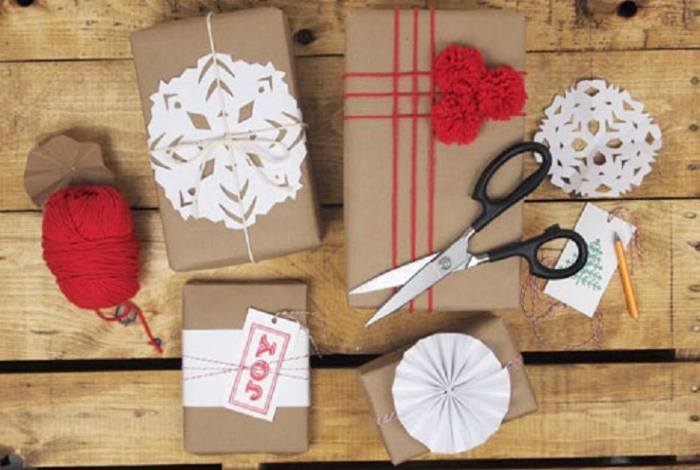 Вместо бантиков можно украсить новогодние подарки бумажными снежинками.