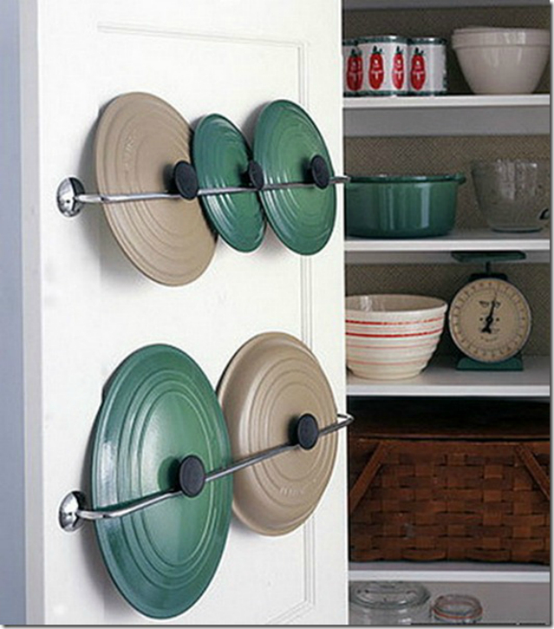 Дверцы кухонных шкафов можно использовать для хранения крышек от кастрюль.