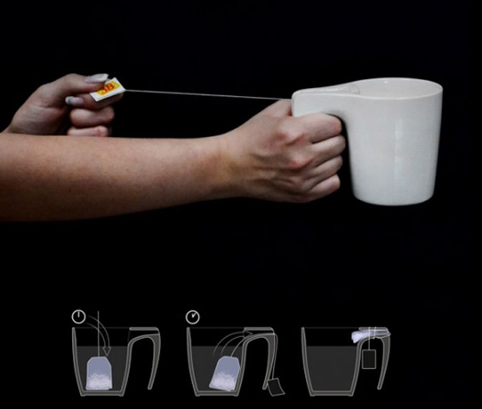 Чашка для любителей чая со специальной ручкой, которая позволит удобно отжать и извлечь чайный пакетик.