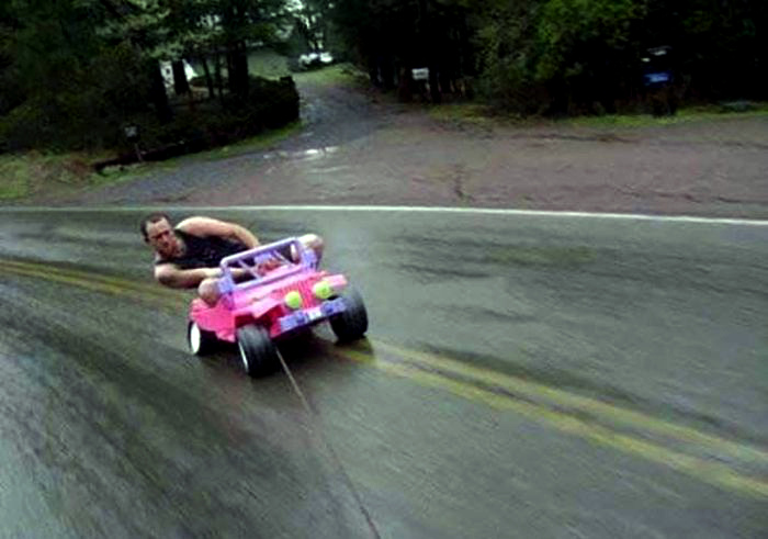 Дрифтер на розовом кабриолете. | Фото: Фишки.нет.