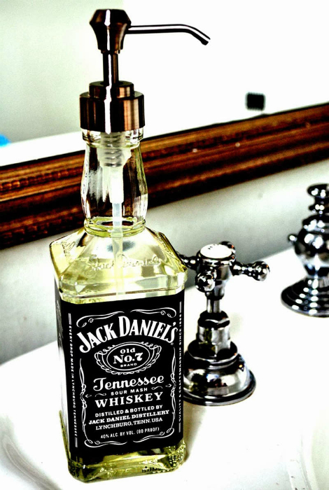 Креативный дозатор для жидкого мыла, сделанный из пустой бутылки Jack Daniel's.