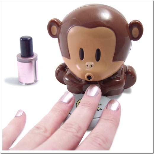 Забавная обезьянка, которая быстро высушит накрашенные ногти.