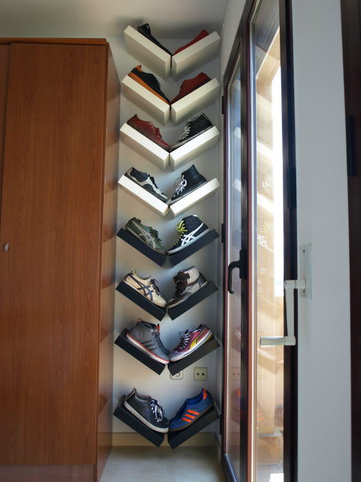 Полки, прибитые к стене V-образным способом, отличное место для хранения обуви.