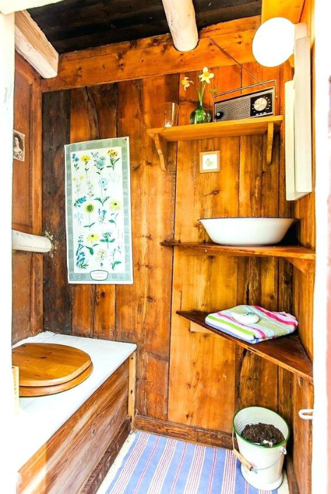 Деревянный туалет с полочками. | Фото: Anternet.pw.