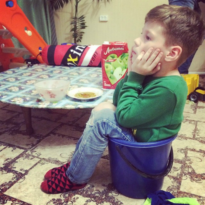 Странный детский стульчик. | Фото: Шняги.Нет.