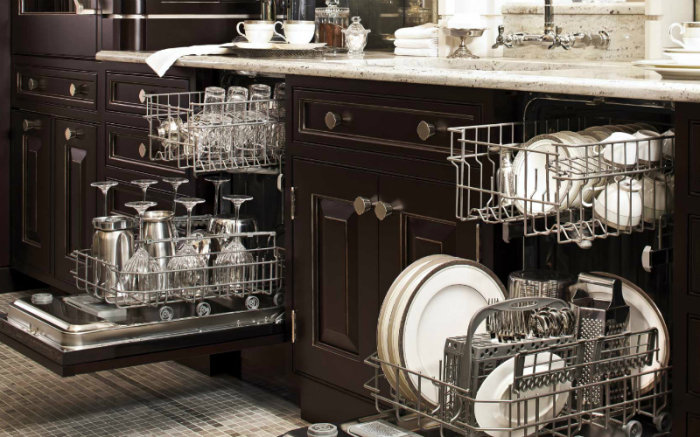 Две посудомоечные машины, встроенные в кухонные шкафы - лучшее решение для большой семьи.