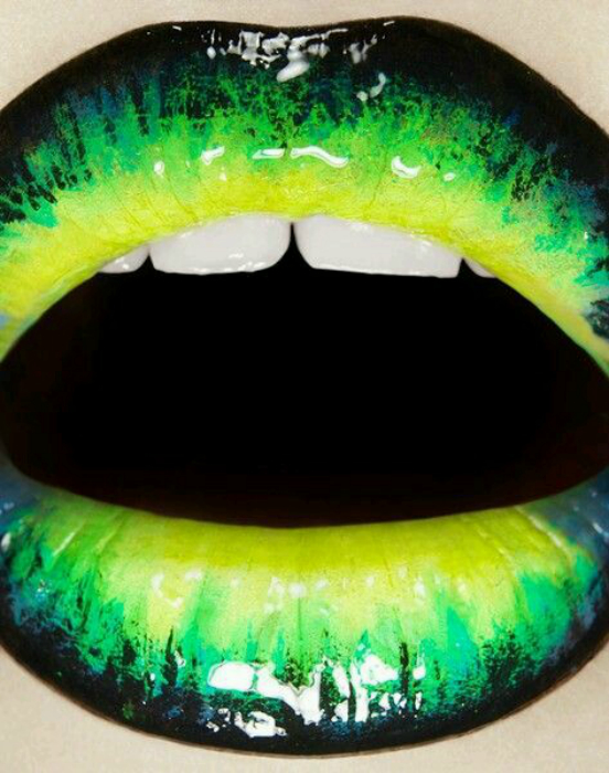 Необычный макияж губ, выполненный по технологии омбре, с изпользованием зеленых оттенков.