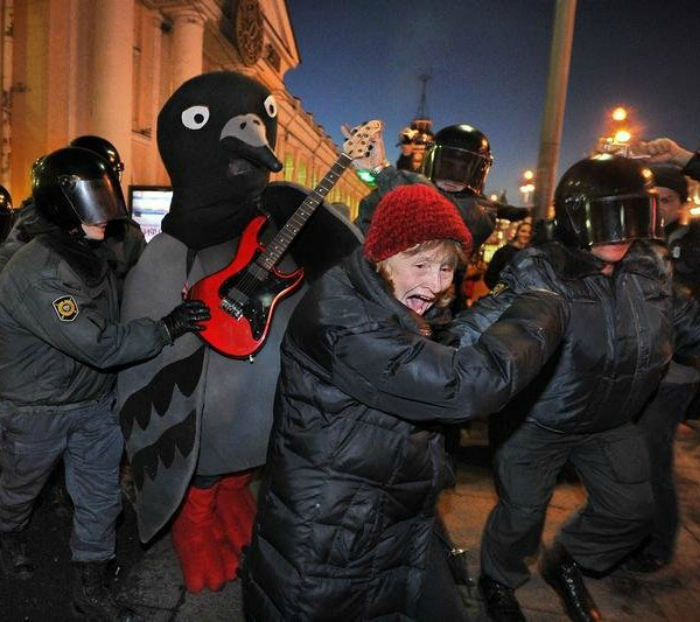 Бабушка, полиция и веселый пингвин, все в порядке - это акция протеста в России.