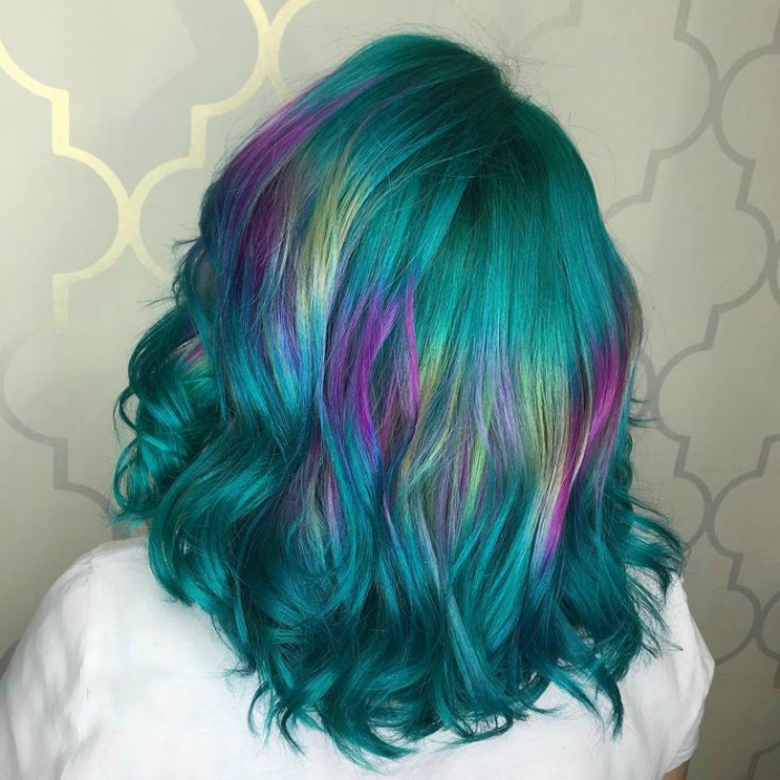 Бирюзовые волосы с фиолетовыми и светлыми прядями.