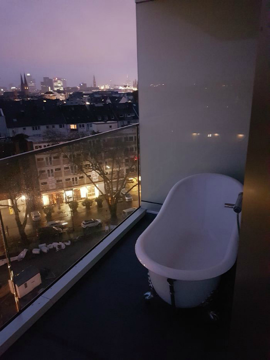 Ванна на балконе. | Фото: Самое Интересное.