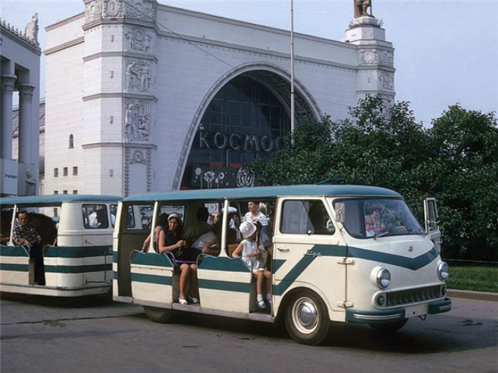 Малосерийный автопоезд, разработанный на базе микроавтобуса РАФ-977, предназначенный для перевозки пассажиров в аэропортах и туристических зонах. 1969 год.