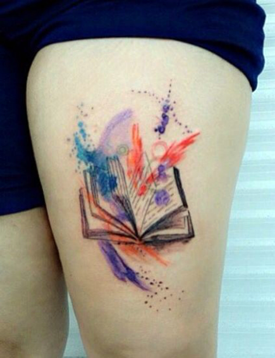 Акварельная татуировка с изображением книги.