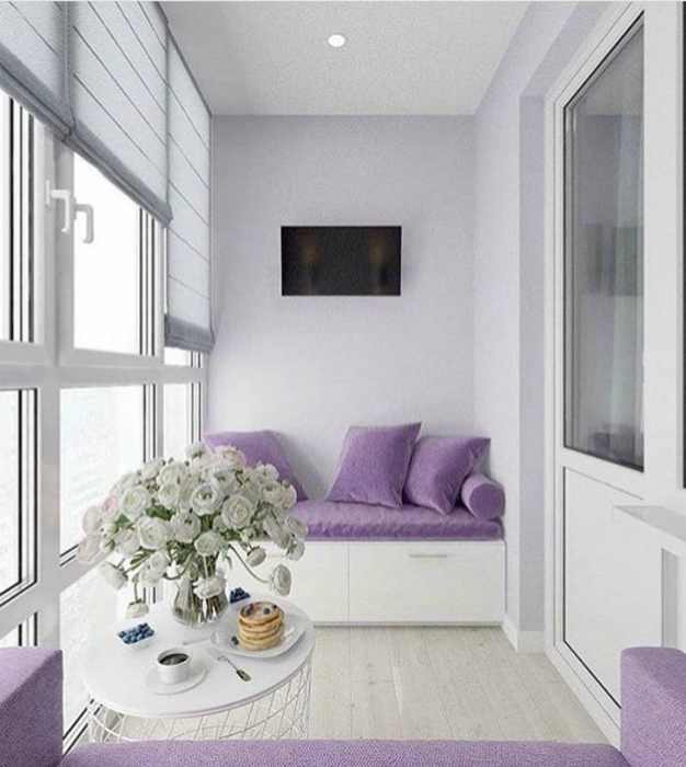 Балкон с лавандовыми диванчиками. | Фото: Design-homes.ru.