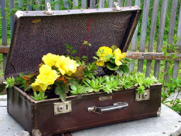 Винтажный чемодан с цветами.