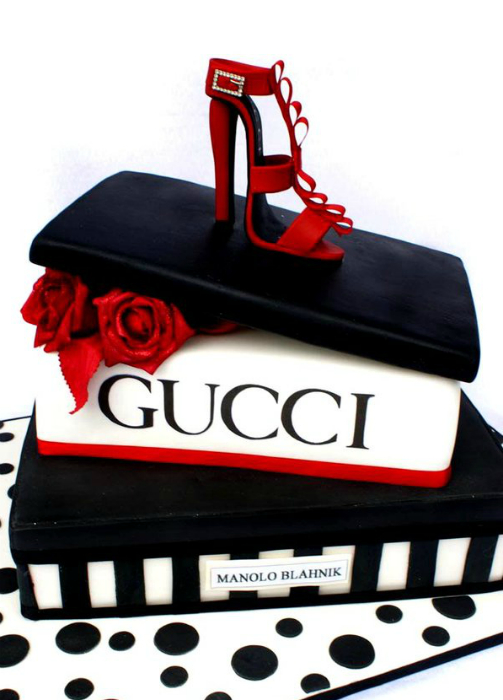Потрясающий тортик в виде обувной коробки и босоножка Gucci.