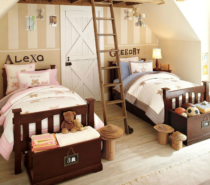 Общая детская комната с именными кроватями.