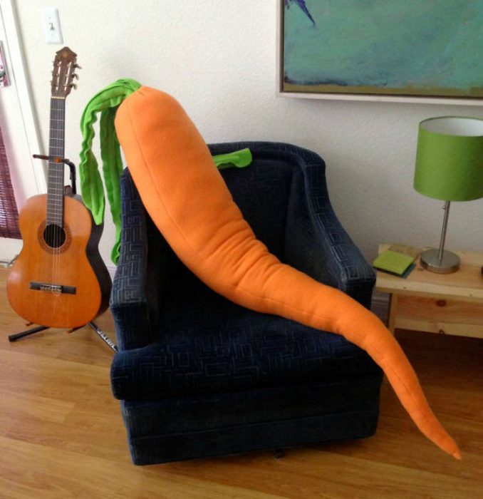 Оригинальная декоративная подушка в виде огромной морковки.