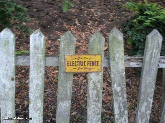 Будьте осторожны, этот деревянный забор очень напряженный.