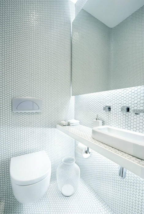 Белоснежный туалет в стиле минимализм.