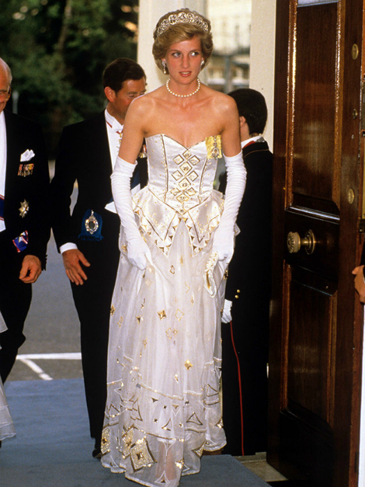 Платье от известного дизайнера Кэтрин Уолкер, украшенное баской, блестками, стразами и жемчугом