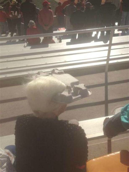 Изобретательная бабушка нашла способ уберечь свое лицо от солнца.
