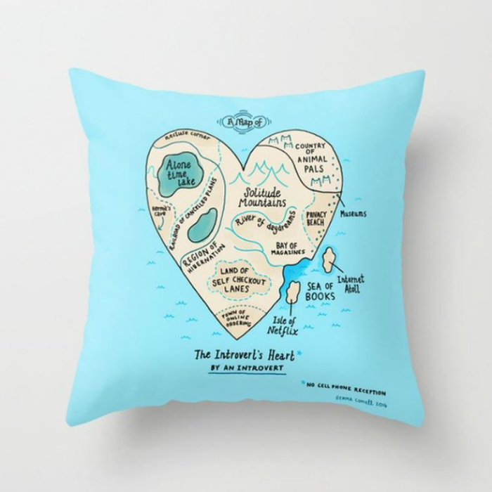 Диванная подушка с картой, на которой обозначен путь к сердцу интроверта.