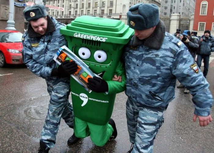 Человек в костюме веселого мусорного бака отправляется в участок.