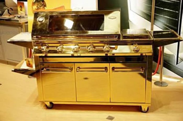 Плита для барбекю BeefEater’s полностью покрытая 24-каратным золотом.