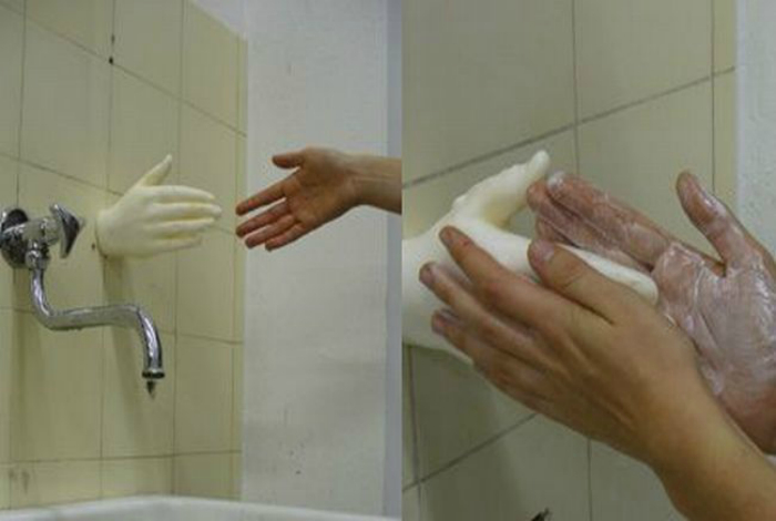 Необычное мыло в виде человеческой руки.