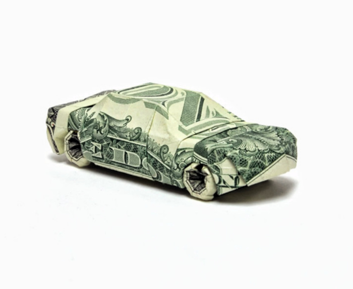 Автомобили, сделанные из бумажных денег.