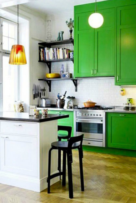 Светлая кухня с мебелью черного и зеленого цветов.