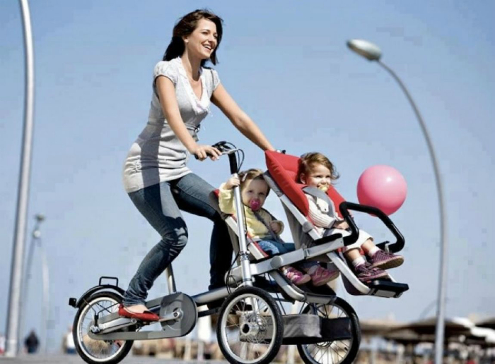 Трехколесный взрослый велосипед со встроенным сидением для ребенка, который легко трансформируется в обычную коляску.