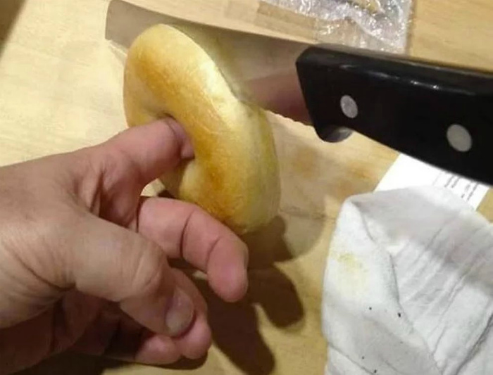 Как разрезать круглый пончик.