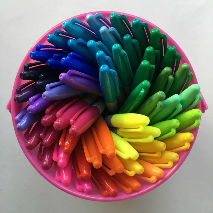 Цветные ручки в руках перфекциониста.
