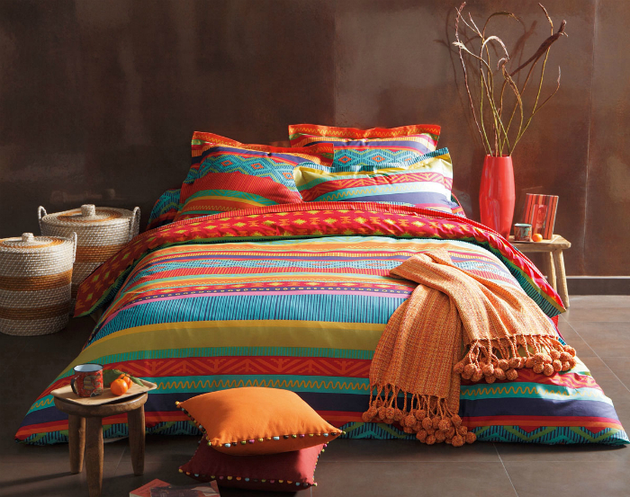 Отдавайте предпочтение красочным комплектам постельного белья, чтобы засыпать и просыпаться в хорошем настроении.