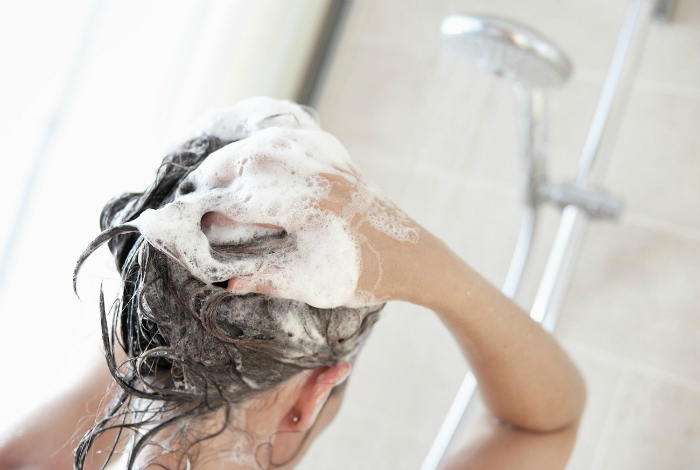 Никогда не мойте голову слишком горячей водой. Горячая вода стимулирует работу сальных желез и волосы будут быстро засаливаться.