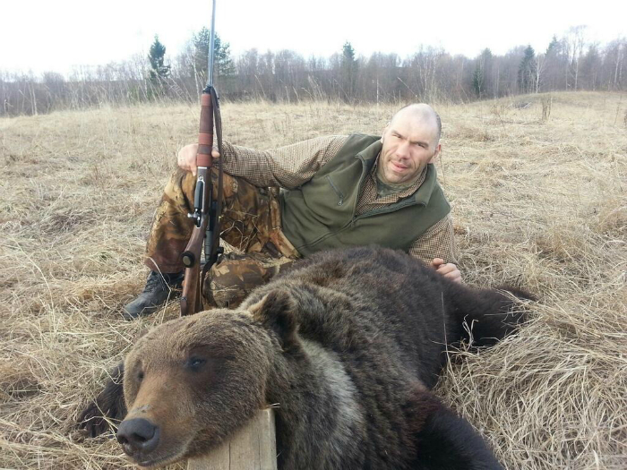 В России люди и медведи живут дружно.