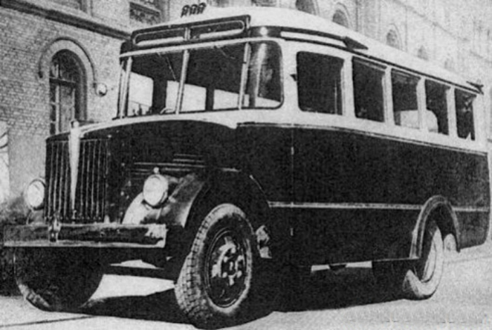 Первый автомобиль, произведенный на Рижской автобусной фабрике. 1953 год.