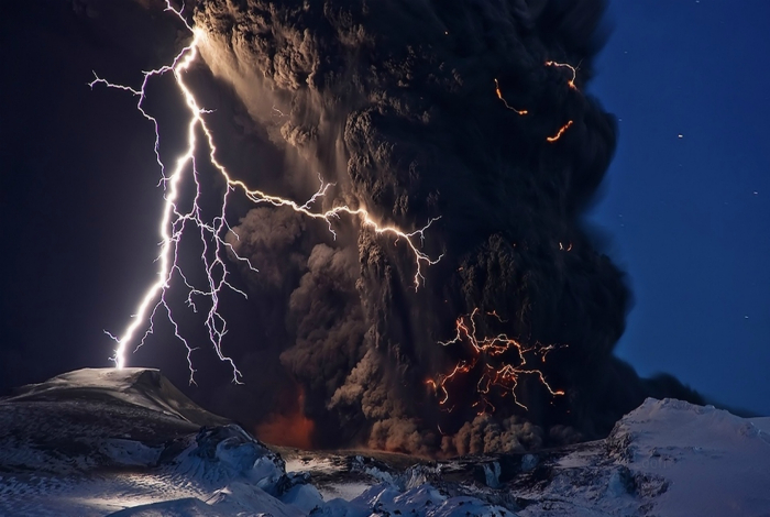 Извержение вулкана во время грозы. Исландия.