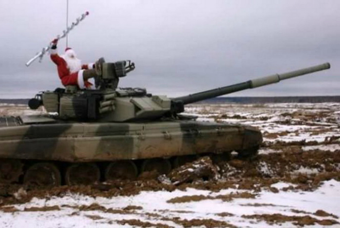К русским детишкам, Дед Мороз приезжает не на оленях, а на танке.