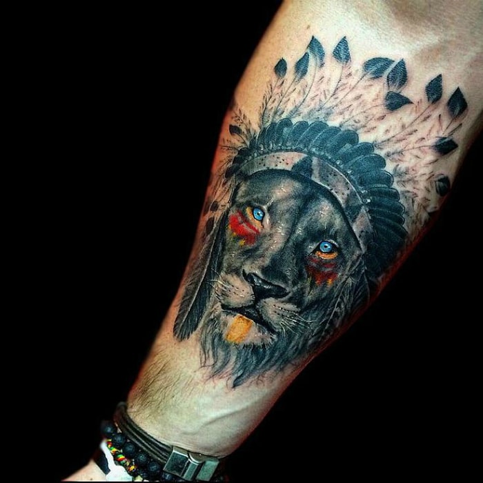 Татуировка с изображением львиной морды.