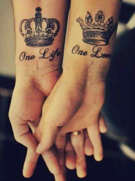 Женская и мужская короны с надписями «Одна жизнь. Одна любовь».