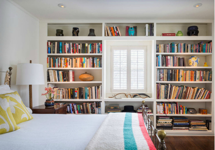 Книжный стеллаж в интерьере спальни.
