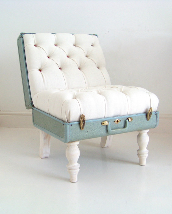 Небольшое белоснежное кресло в виде винтажного раскрытого чемодана.