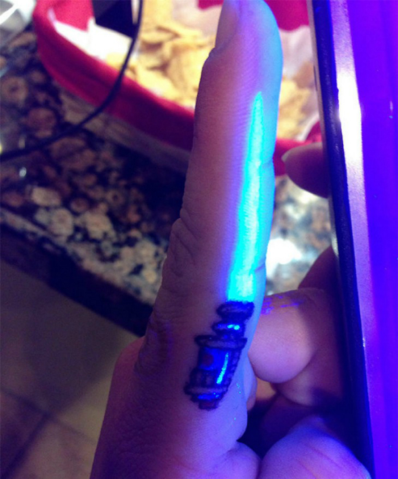 Миниатюрная татуировка с изображением светового меча.